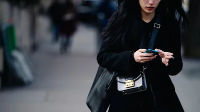 Total black: небанальні стильні образи для осінньої погоди