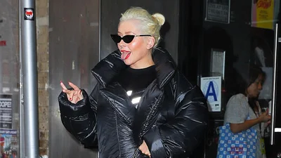 Кристина Агилера слетела с катушек и начала одевать странные вещи на NYFW