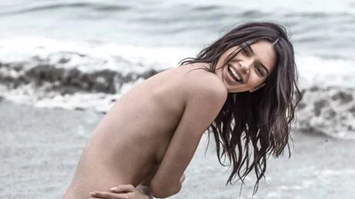 Совсем голая Кендалл Дженнер залезла на лошадь и обвалялась в песке в эротической съемке