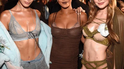 Настоящий фурор: Рианна показала свое нижнее белье на беременных моделях