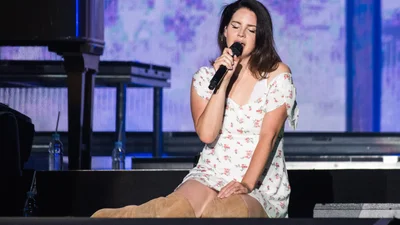 Лана Дель Рей - Mariners Apartment Complex: співачка засвітила обручку в новому кліпі