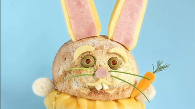 И есть жалко: талантливый художник создает няшных монстриков из простого хлеба