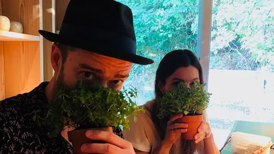 Джастин Тимберлейк и Джессика Бил смешно потролили церемонию "Эмми"