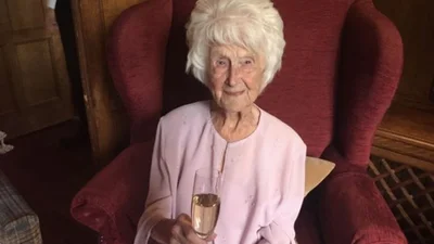 Люблю випити: найстаріша жінка Великобританії поділилась секретом довгого життя