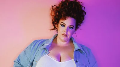 150-килограммовая модель Тесс Холлидей не стесняется позировать в белье и без него