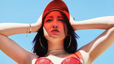 Сестра Майли Сайрус продает свои слезы цену, которая вас рассмешит