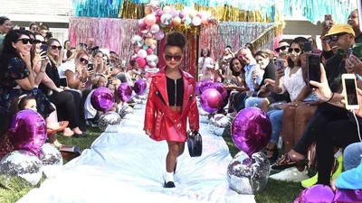 5-летняя дочь Ким Кардашьян впервые вышла на подиум