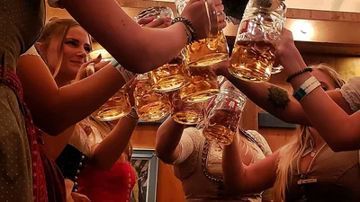 Пышногрудые девушки и море пива: первые фото с безумного "Октоберфеста-2018"