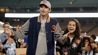 Мілу Куніс та Ештона Кутчера застукали на прогулянці з дітьми, і це дуже миле видовище