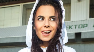 Соковита попа Насті Каменських у рожевому бікіні розбурхає твою фантазію