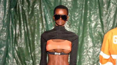 Чем больше, тем лучше: модный бренд вывел на подиум трьохгрудых моделей