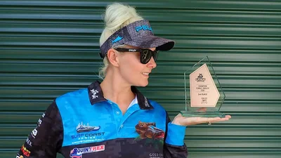 Сексуальная модель начала ловить рыбу - теперь ее фото сводят с ума всех мужчин