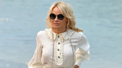 51-летняя Памела Андерсон светит стройными ножками в мини и чихает на возраст