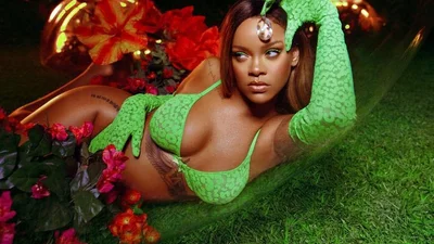 Рокова красуня Ріанна засипала свій Instagram фотографіями у звабливих міні-сукнях