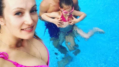 Дочь и жена Владимира Остапчука надели одинаковые комбинезоны и выглядят милашками