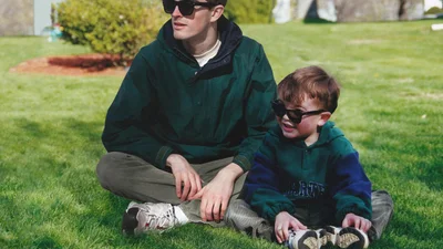 Хлопець дофотошопив себе дорослого до своїх дитячих фото, і це дуже мило