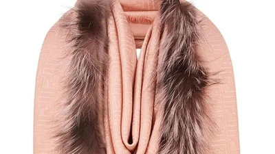 Новий шалик від Fendi наробив шуму - усім він схожий на пухнасту вагіну