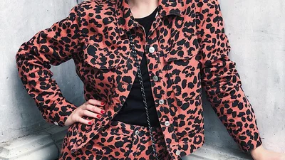 Крихітка Міка Ньютон продемонструвала елегантний осінній look, який ти захочеш повторити