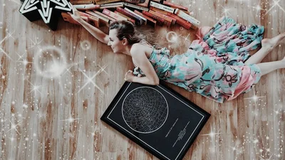 Дівчина створює в Instagram фантастичні знімки, використовуючи тисячі книг, - і це вражає