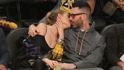 Адам Левин и Бехати Принслу показали, что такое страсть после долгих лет брака