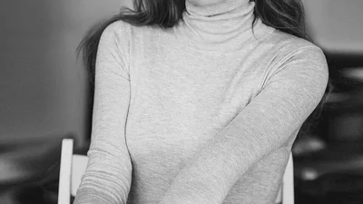 Жанна Бадоева обнажила плечи и поразила фанатов своей женственностью