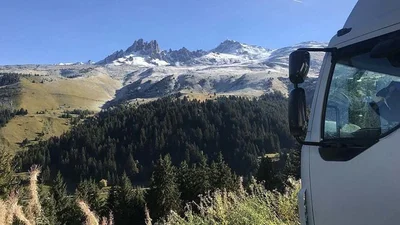 Життя на колесах: пара перетворила фургон на квартиру і так подорожує світом