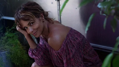 52-летняя Холли Берри спровоцировала слухи о беременности