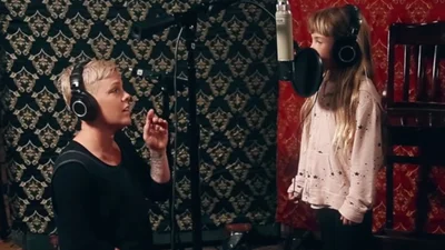 Невероятные милые Пинк и ее дочь Уиллоу Сэйдж Харт спели вместе