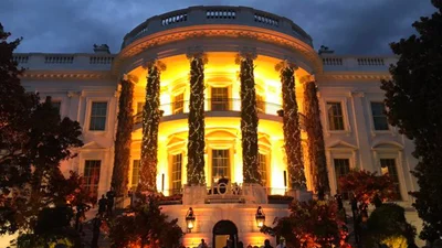 Белый дом украсили к Хэллоуину, и вот, как выглядит дом Трампов в этом году