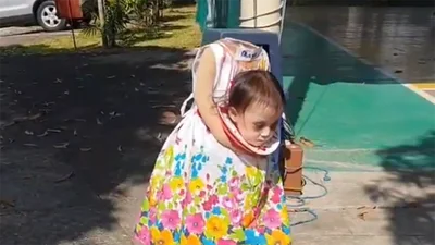 Мама сшила дочери пугающий костюм на Хэллоуин и сделала малую звездой сети