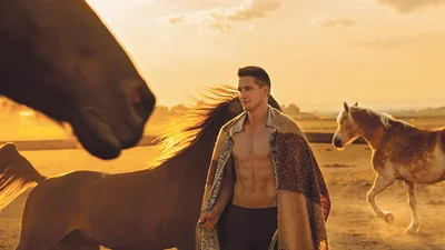 Молодые и горячие немецкие фермеры разделись на фоне природы