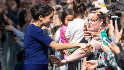 Меган Маркл вызвала фурор своей прозрачной юбкой, обнажив королевскую попу