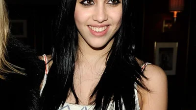 Дочь Мадонны засветила сиси и небритые подмышки в прозрачном топе