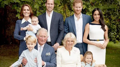 Королівська сім'я Великобританії поділилась новим офіційним портретом, і він дуже милий