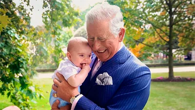 Дедушка и внук: принц Чарльз на руках с принцем Луи стали украшением журнала