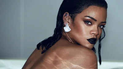 Хакеры "слили" в Интернет фото Рианны, на которых она абсолютно голая