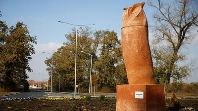 У сербському місті поставили пам'ятник сові, проте людям він чомусь схожий на пеніс