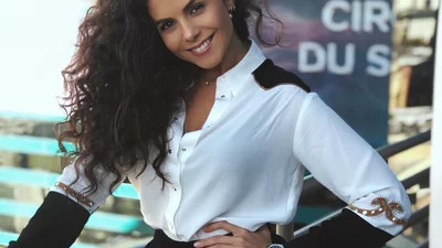 Ефектна жінка: Настя Каменських позувала на камеру вниз головою