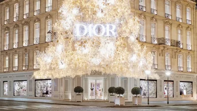 Магазин Dior в Париже украсили к Рождеству, и от этой красоты трудно оторвать взгляд