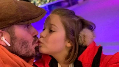 Папаша года: Дэвид Бекхэм с малой Харпер веселятся на катке