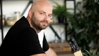 Слава Демин с кастрюлей на голове поздравил киевлян с приходом зимы