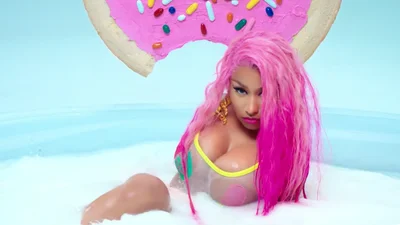 У новому кліпі Нікі Мінаж стільки пишних голих попок, що ти почервонієш