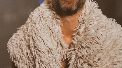 Медитация и сотни небесных фонарей в видео Сергея Бабкина на трек "Дихай повільно"