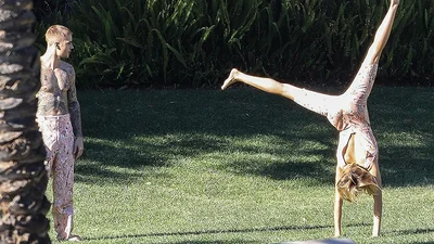 Джастін Бібер з дружиною вперше знялись у спільній фотосесії, і хтось вже злив бекстейдж