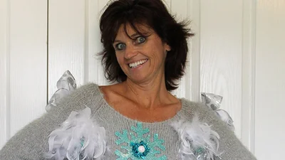 Женщина шьет противные рождественские свитера и рекламирует их с глуповатым смешным лицом