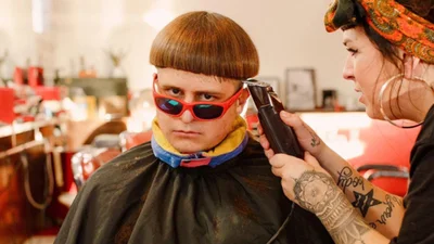 Американский исполнитель Oliver Tree снял шальной клип в Киеве