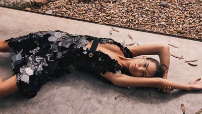 Эмили Ратажковски снялась в чувственном и стильном фотосете для Vogue