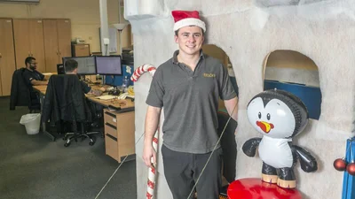 Веселый парень смастерил в офисе замок с пингвинами и стал героем этих праздников