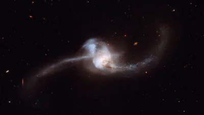 Телескоп Hubble показал, как звезды поглощают друг друга