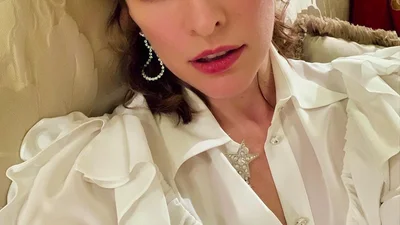 Мілла Йовович засипала мережу родинними фото, на яких світиться від щастя